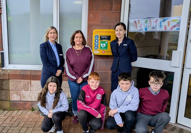 New defibrillator installed at Scoil Naomh Padraig, Drumfries!